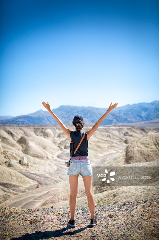 张开双臂拥抱天空图片素材