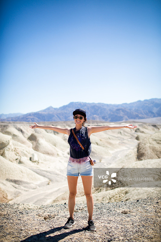 死亡谷中的女子背影图片素材