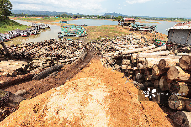 准备在孟加拉国吉大港山区的卡普泰湖码头运输的木材图片素材