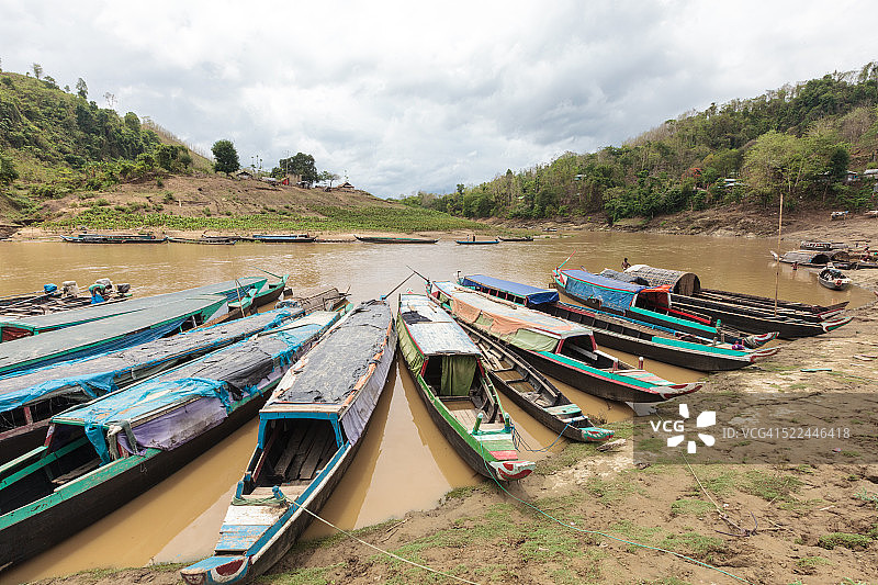 吉大港山区桑古河上色彩鲜艳的渔船，孟加拉国图片素材