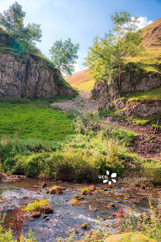 流经山谷的鸽子河图片素材