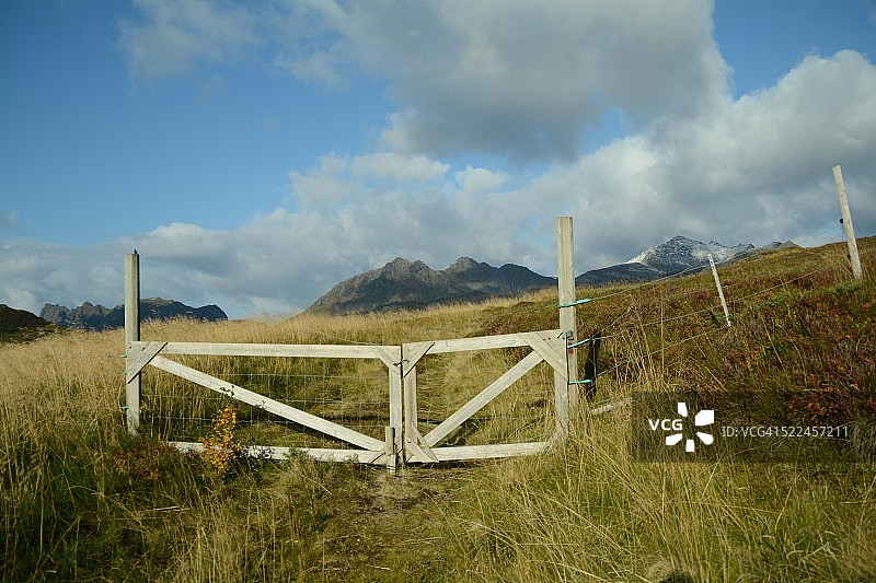 通往群山的门图片素材