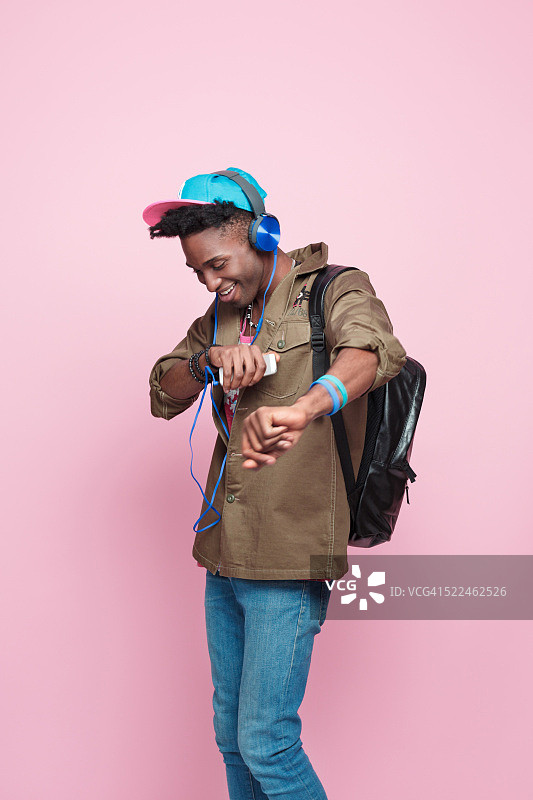 时髦、兴奋的非洲裔美国青年男子图片素材