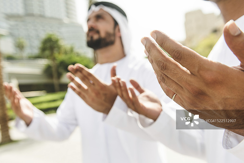 两位谢赫向上祈祷图片素材
