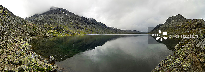 挪威山脉上的野生湖泊图片素材