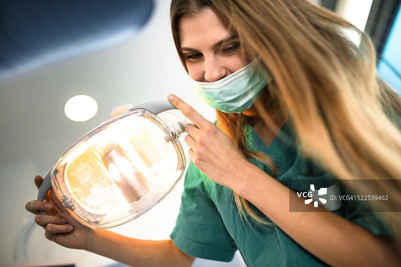 牙科诊所的助手图片素材