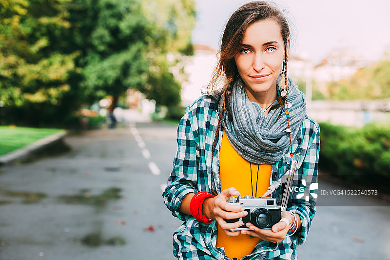 拿着相机的女孩图片素材