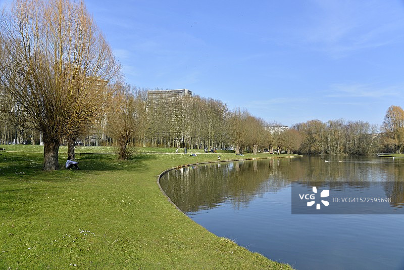 安德莱赫特池塘边的草地图片素材