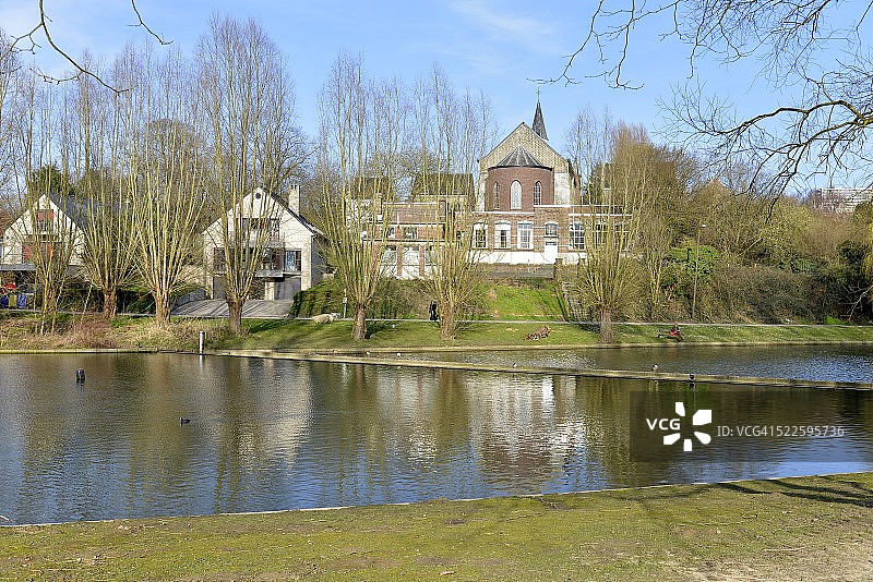 郁郁葱葱的自然环境中的佩德村图片素材