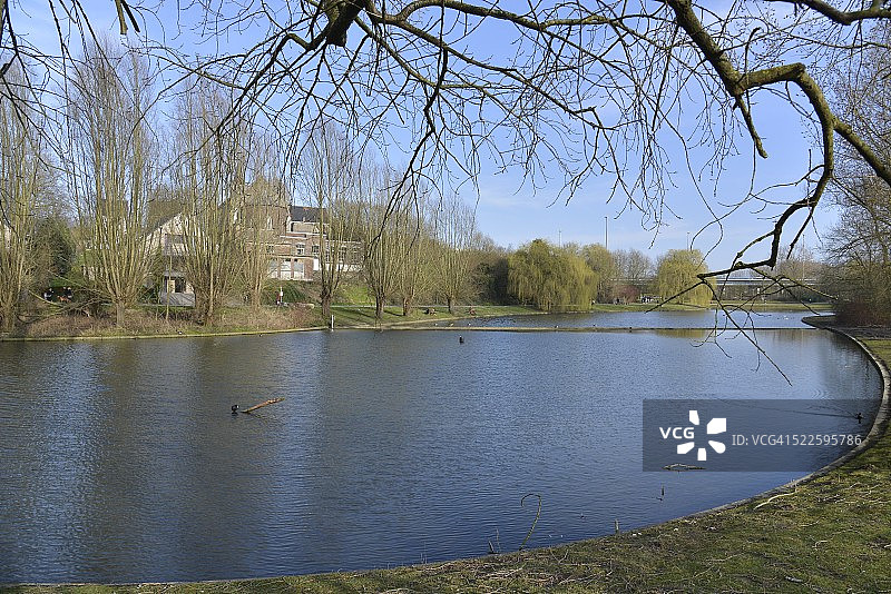 春天开始时尼尔佩德公园的第一个池塘图片素材