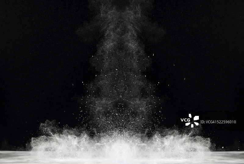 空气中白色粉末颗粒上升的背景图片素材