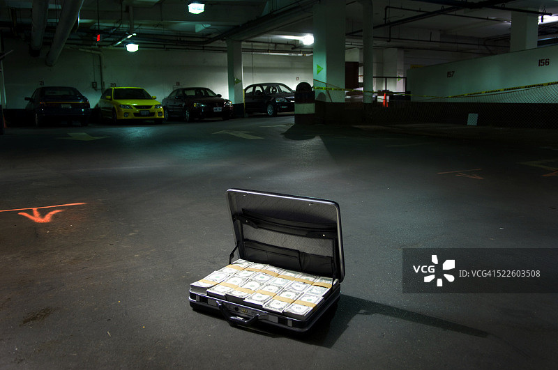 装满钱的打开的手提箱图片素材