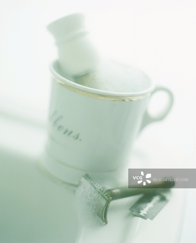 带瓷杯的传统剃须套装图片素材