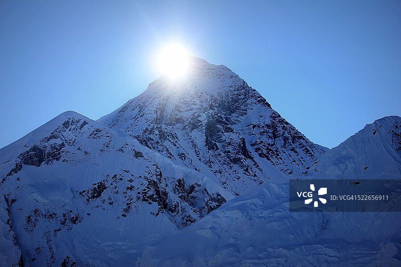 珠穆朗玛峰顶的日出图片素材
