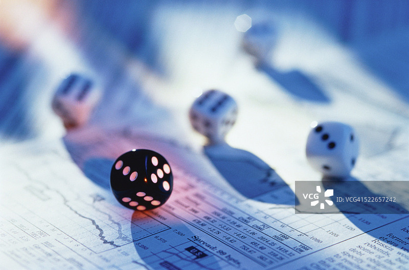 金融文件上的骰子图片素材