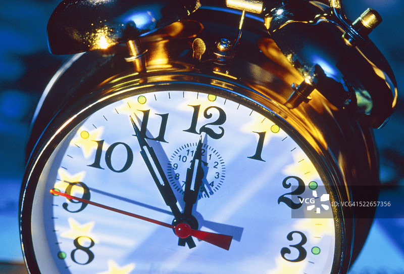 指向11点55分的闹钟和欧洲之星图片素材