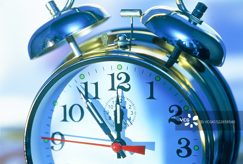 闹钟，差五分十二点图片素材