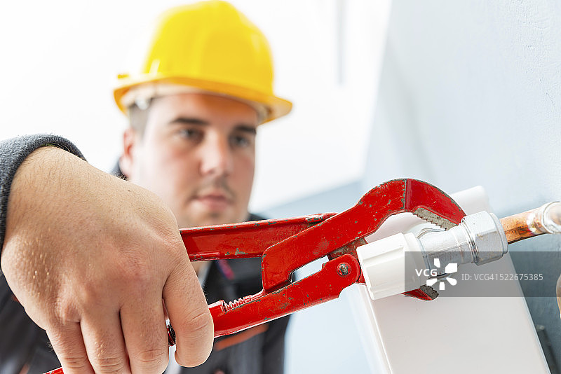 男人修理散热器图片素材