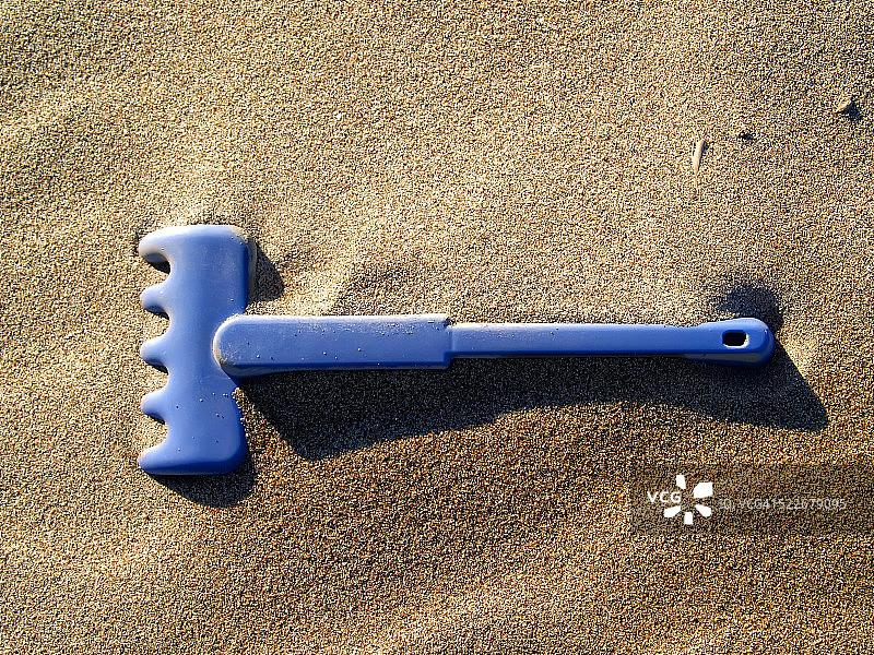 遗忘在海滩上的婴儿玩具图片素材