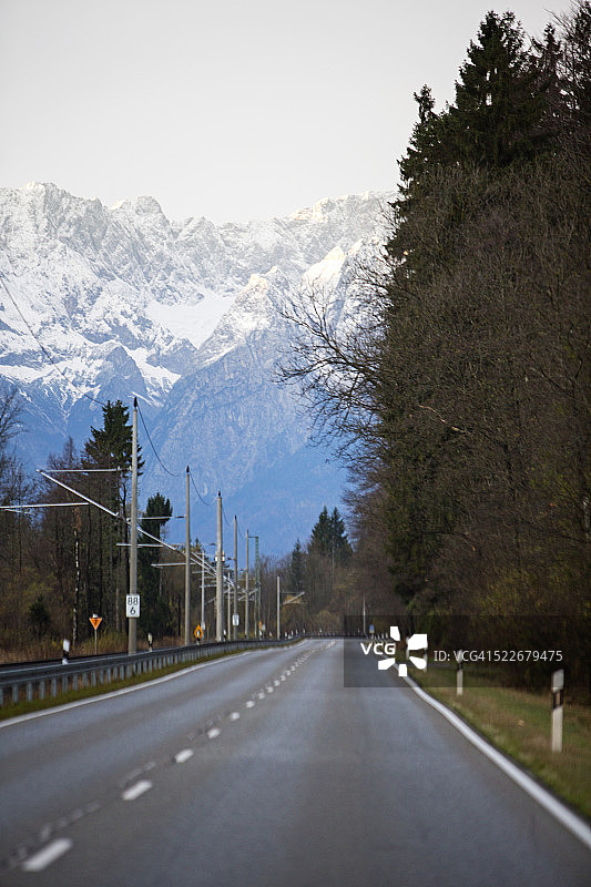 从道路上眺望群山图片素材