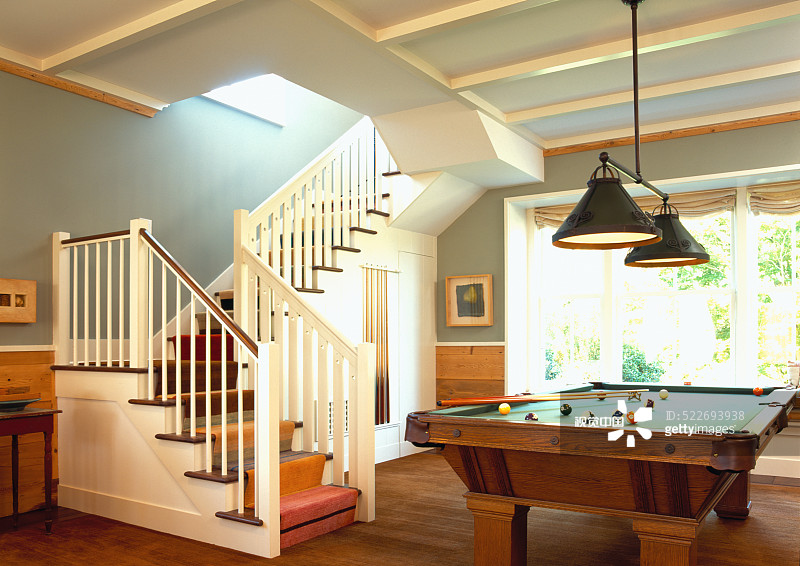 通往传统风格住宅游戏室的楼梯图片素材