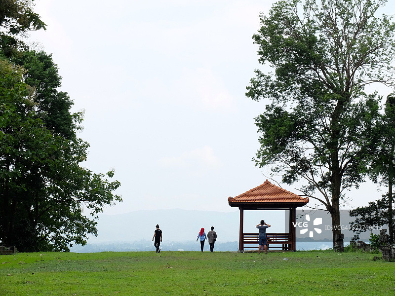 凉亭和人群图片素材