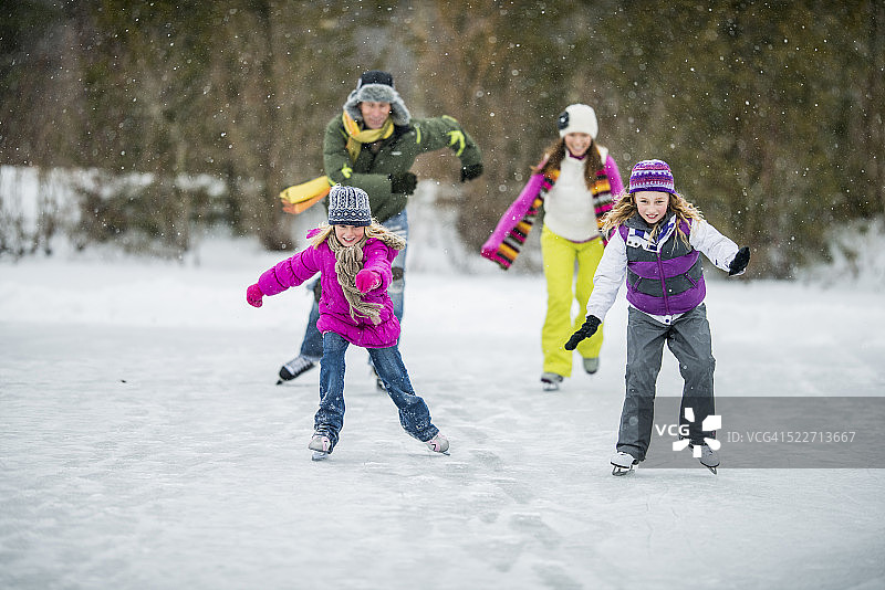 一家人在池塘上滑冰图片素材