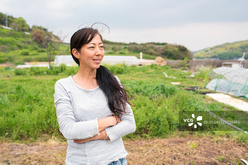 农民双手交叉站立图片素材