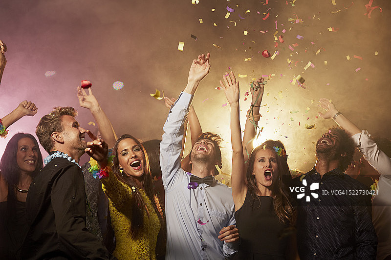 兴奋的朋友们在夜总会享受图片素材