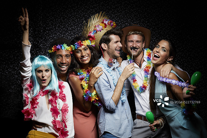 在夜总会戴着花环的兴奋的朋友图片素材