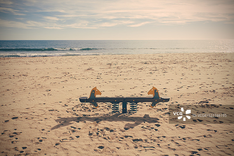 沙滩儿童摇摇马游乐场图片素材