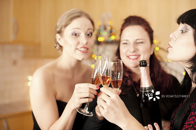 年轻女人们举香槟聚会图片素材