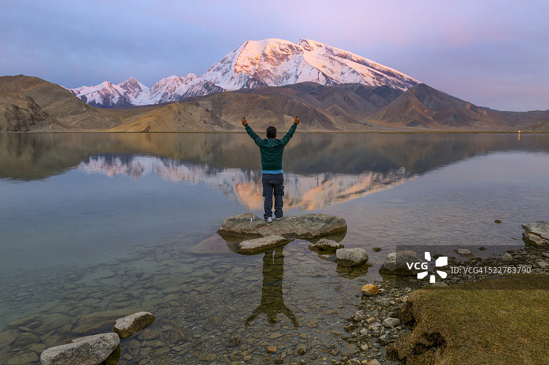 中国新疆喀喇昆仑山脉的慕士塔格峰和喀拉库勒湖图片素材