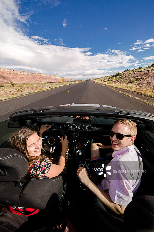 驾车穿越亚利桑那州图片素材