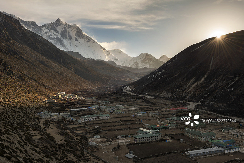珠穆朗玛峰地区早晨日出时的丁波切村图片素材