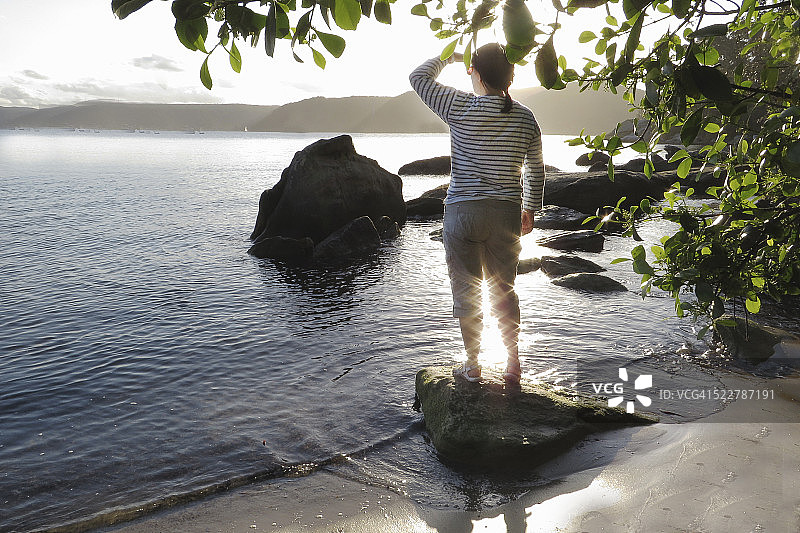眺望大海的女子图片素材