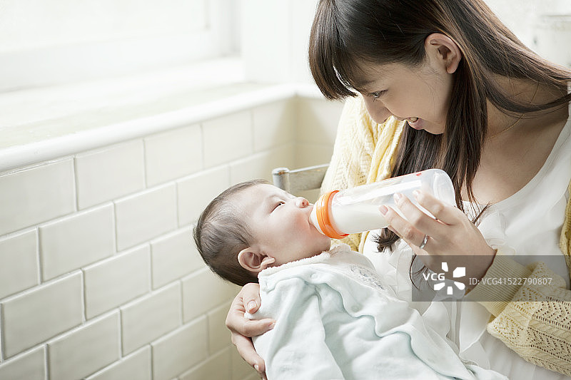 母亲给婴儿喂奶图片素材