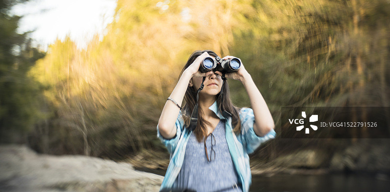少女在宾夕法尼亚州波科诺斯探索自然图片素材