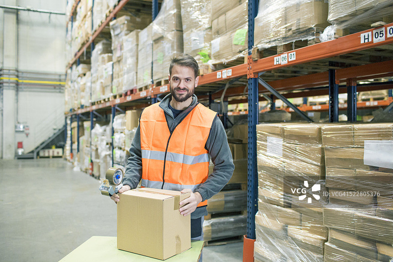 在仓库工作图片素材