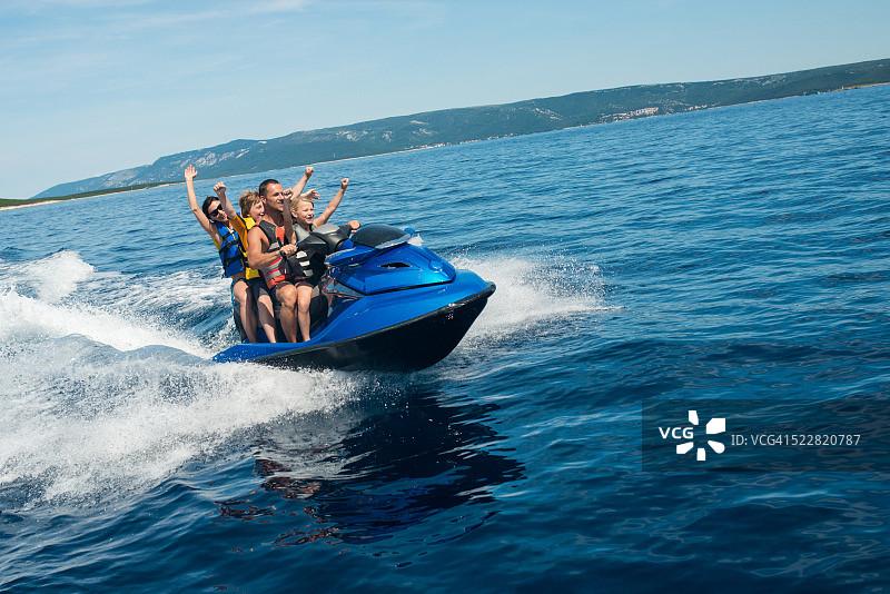 家庭乘坐喷射快艇图片素材