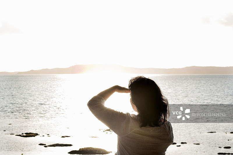 女人在日落时眺望河流图片素材