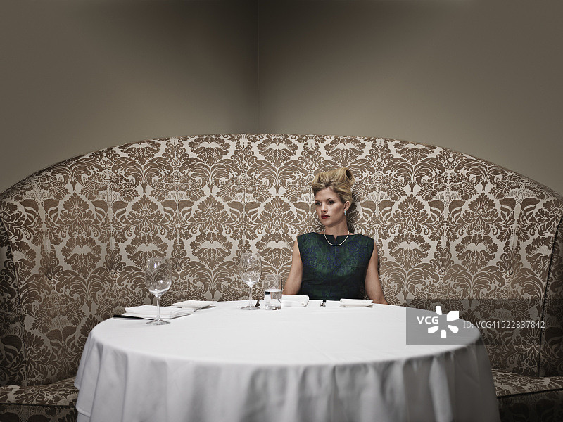 中年女人坐在餐厅里图片素材