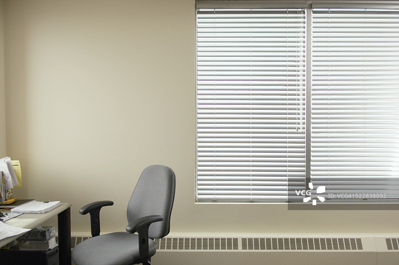 办公室里的窗户和椅子图片素材