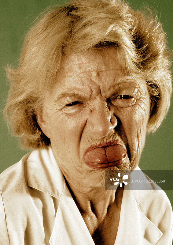 吐舌头的年长女性图片素材