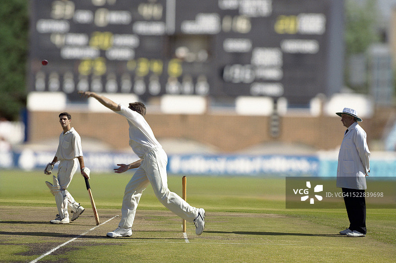 板球比赛期间的保龄球运动图片素材