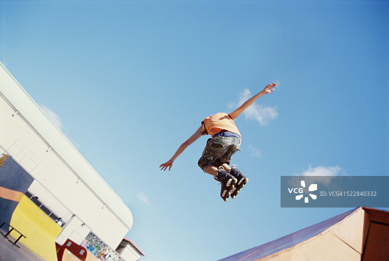 年轻男子轮滑特技图片素材