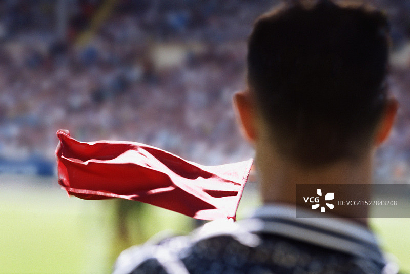 边裁挥旗示意越位图片素材