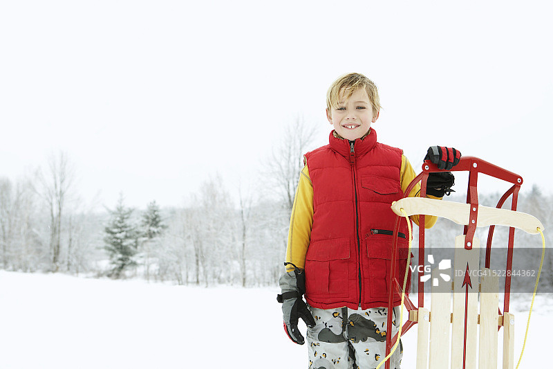 男孩手持雪橇图片素材