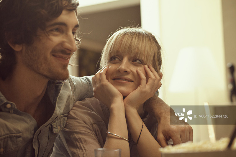 中年夫妇在家中图片素材