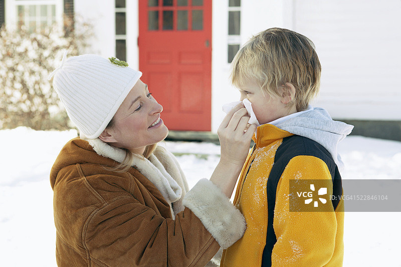 女人擦男孩的脸图片素材